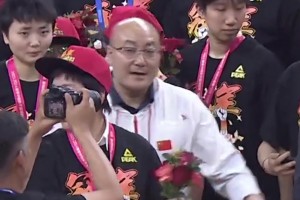 四川女籃奪冠慶祝時 這個把韓旭拍“生氣”的工作人員是誰？