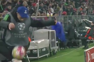 特爾在場邊和球童熱身，球童從容應(yīng)對